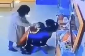 Padre agarra a golpes a maestra por maltratar a su hija