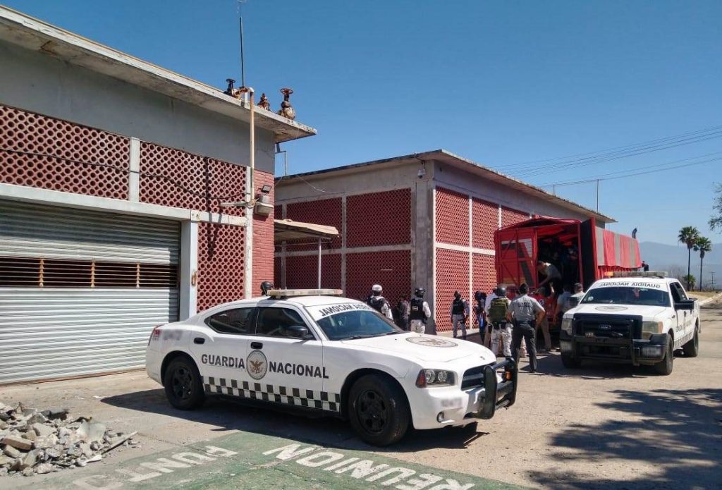 DESCUBREN 116 MIGRANTES HACINADOS EN CAMIóN DE REDILAS