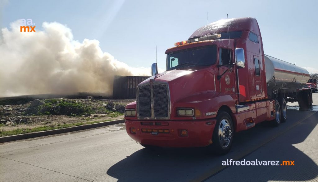 FUERTE INCENDIO DE RECICLADORA PROVOCA EVACUACIóN DE FAMILIAS FUERTE INCENDIO DE RECICLADORA PROVOCA EVACUACIóN DE FAMILIAS