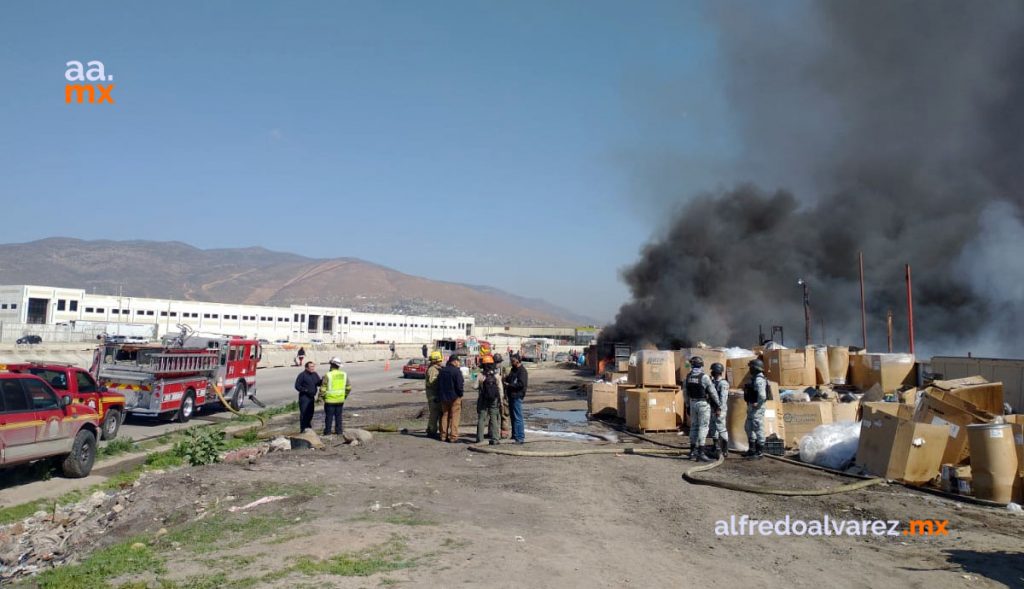 FUERTE INCENDIO DE RECICLADORA PROVOCA EVACUACIóN DE FAMILIAS FUERTE INCENDIO DE RECICLADORA PROVOCA EVACUACIóN DE FAMILIAS