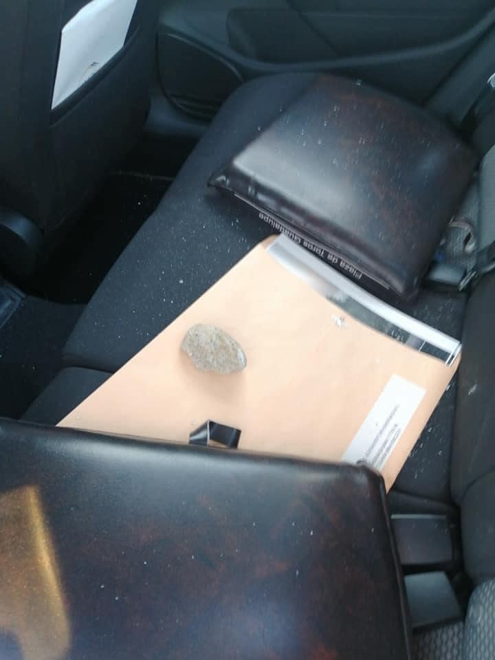 ALERTAN POR PERSONA QUE TIRA PIEDRAS A VIAJEROS EN AUTOPISTA