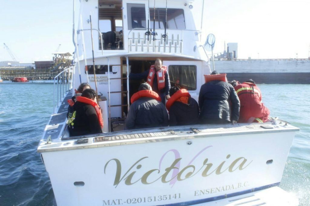 VIDEO: DECENAS VAN DE PASEO Y SE HUNDE EMBARCACIóN; LOS RESCATAN