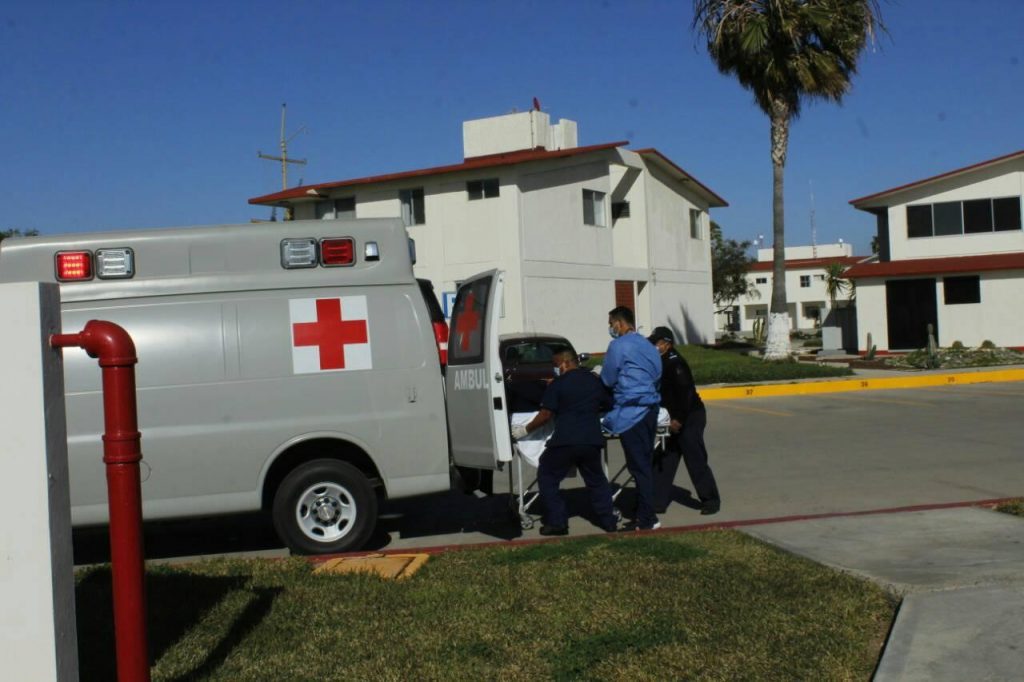 VIDEO: DECENAS VAN DE PASEO Y SE HUNDE EMBARCACIóN; LOS RESCATAN