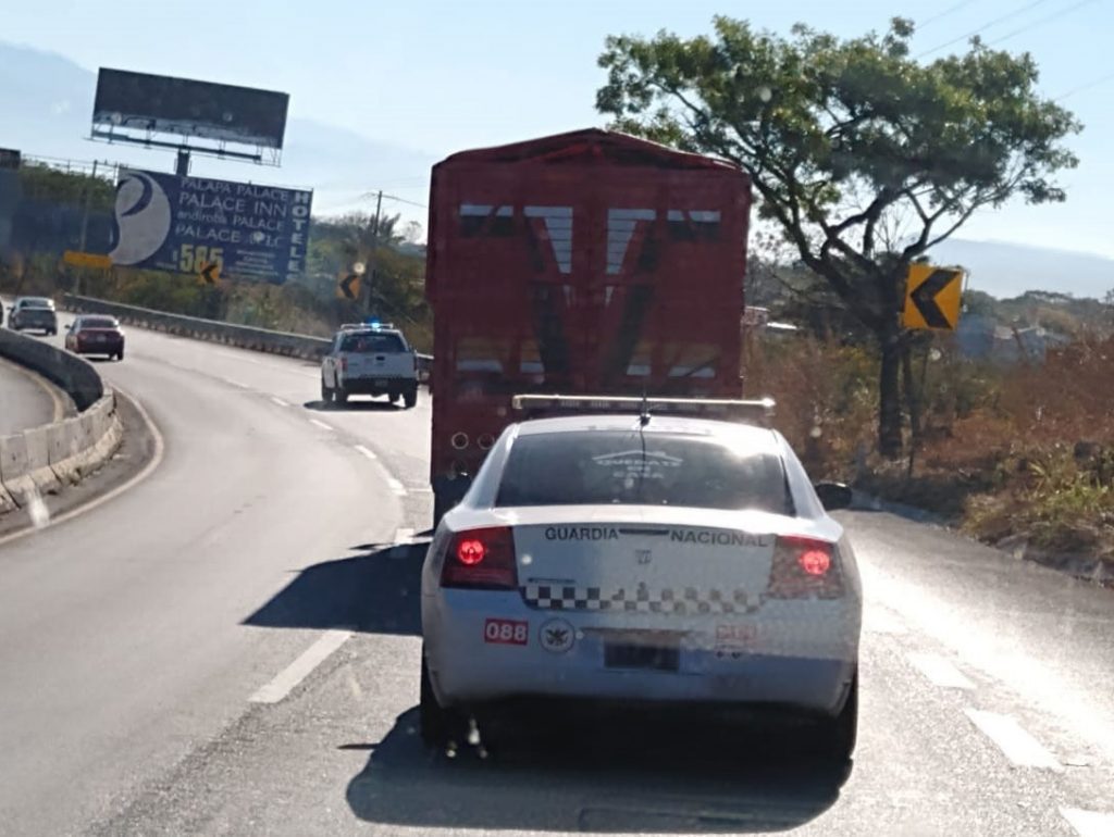DESCUBREN 116 MIGRANTES HACINADOS EN CAMIóN DE REDILAS