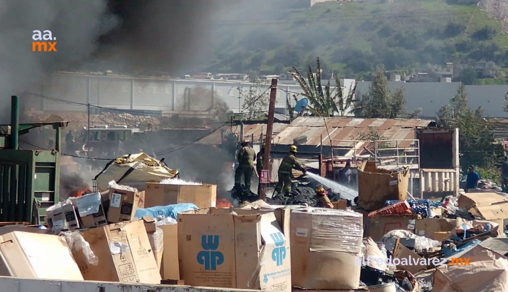 FUERTE INCENDIO DE RECICLADORA PROVOCA EVACUACIóN DE FAMILIAS FUERTE INCENDIO DE RECICLADORA PROVOCA EVACUACIóN DE FAMILIAS