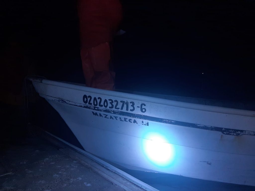 RESCATAN A TRES PERSONAS A BORDO DE EMBARCACIóN A LA DERIVA