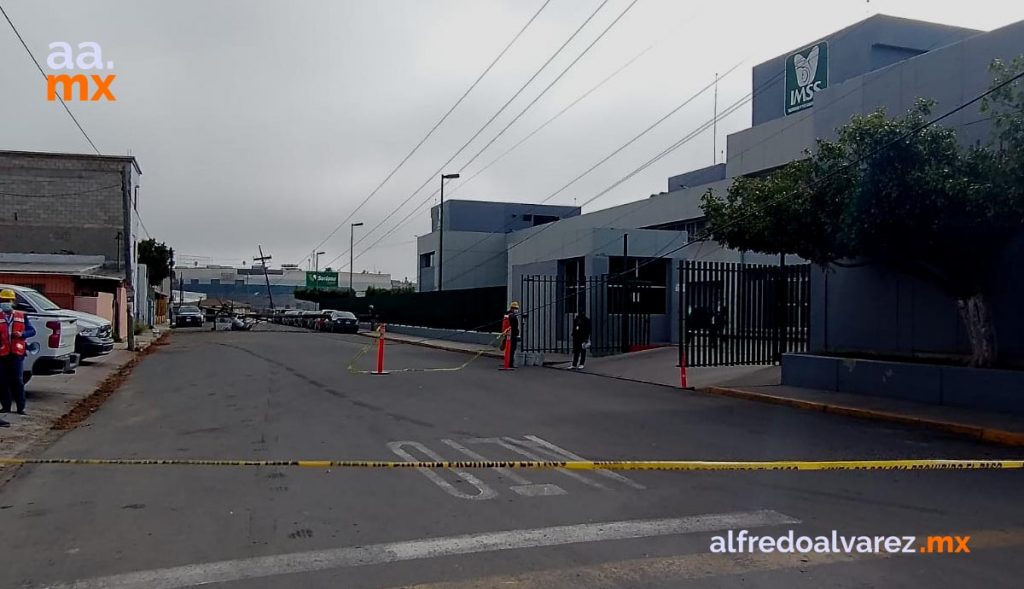 CAEN POSTES DE ENERGíA ELéCTRICA Y EVACúAN IMSS