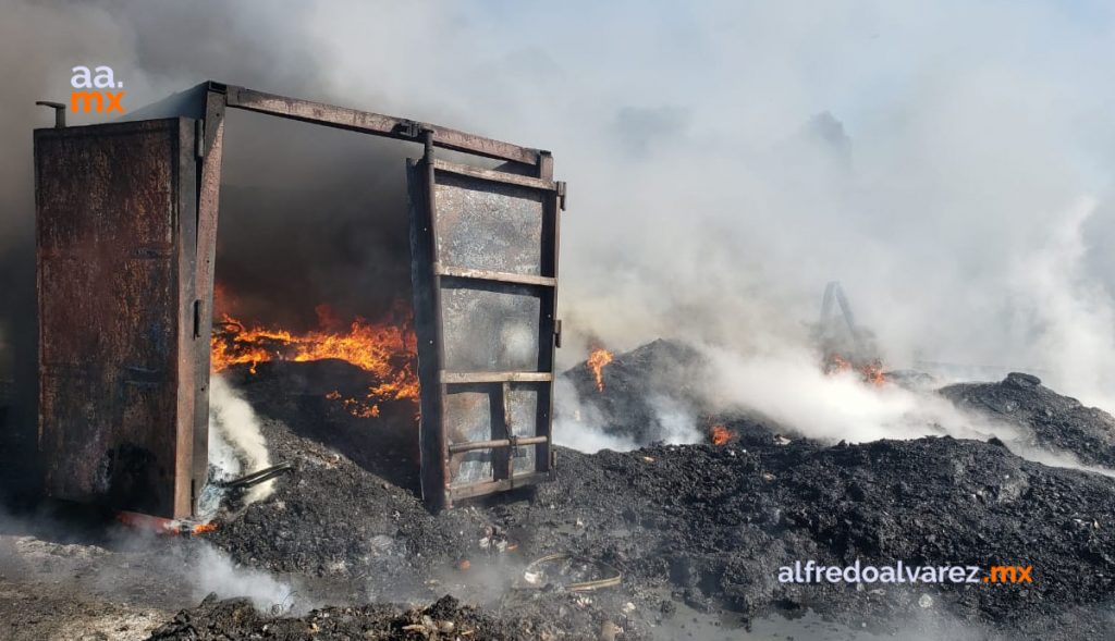 FUERTE INCENDIO DE RECICLADORA PROVOCA EVACUACIóN DE FAMILIAS FUERTE INCENDIO DE RECICLADORA PROVOCA EVACUACIóN DE FAMILIAS