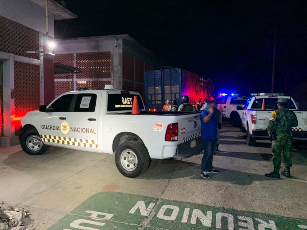 TRACTOCAMIóN CONDUCíA EN SENTIDO CONTRARIO CON 156 MIGRANTES A BORDO