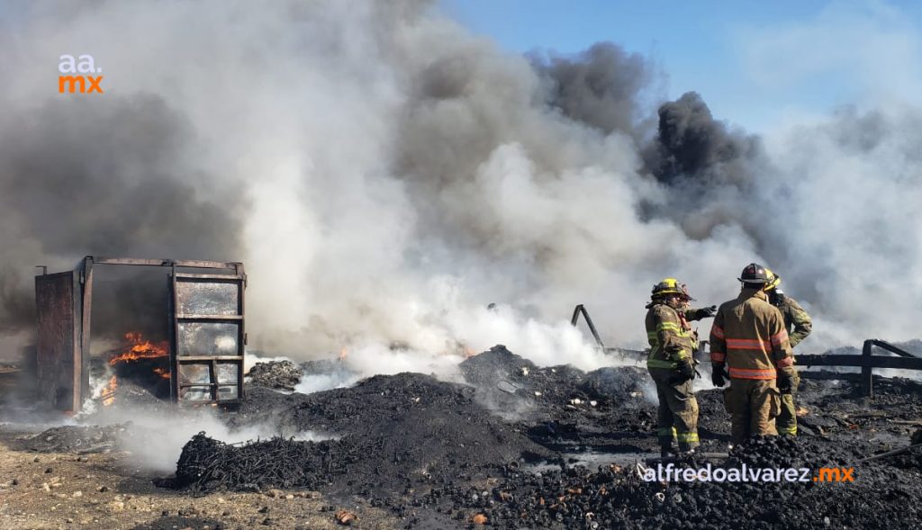 FUERTE INCENDIO DE RECICLADORA PROVOCA EVACUACIóN DE FAMILIAS FUERTE INCENDIO DE RECICLADORA PROVOCA EVACUACIóN DE FAMILIAS