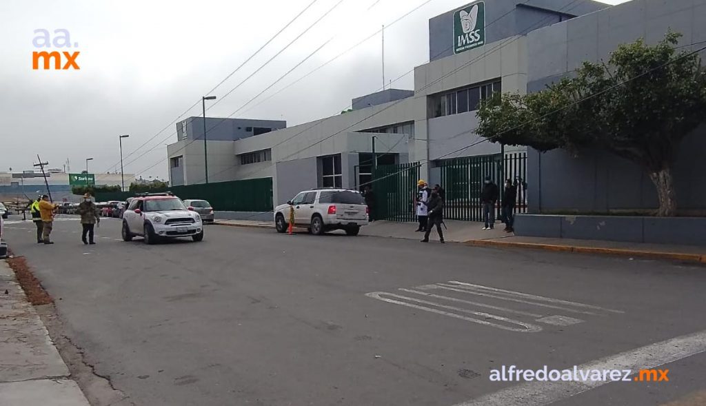 CAEN POSTES DE ENERGíA ELéCTRICA Y EVACúAN IMSS