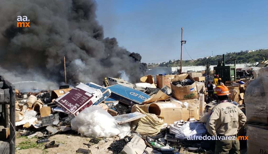 FUERTE INCENDIO DE RECICLADORA PROVOCA EVACUACIóN DE FAMILIAS FUERTE INCENDIO DE RECICLADORA PROVOCA EVACUACIóN DE FAMILIAS