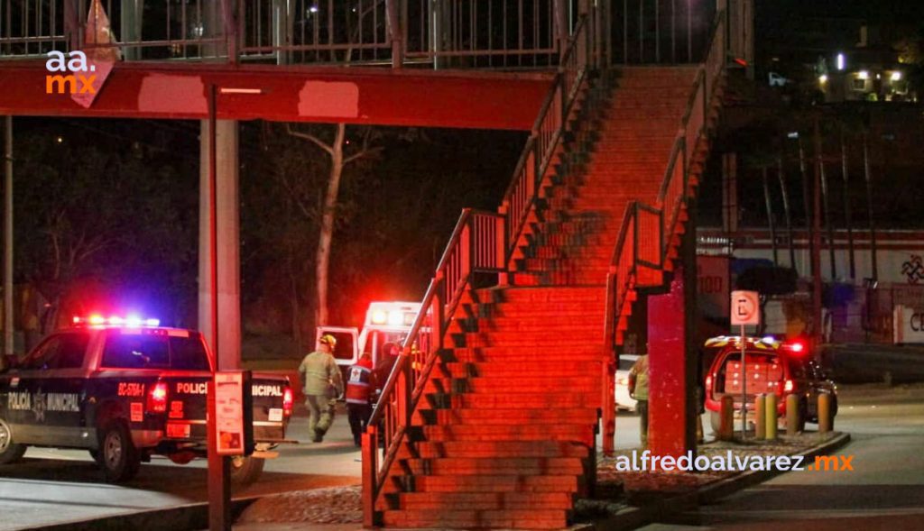 CAE DESDE PUENTE PEATONAL Y SE FRACTURA