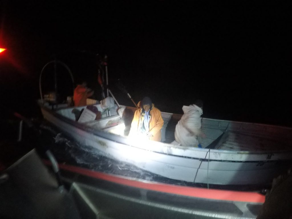RESCATAN A TRES PERSONAS A BORDO DE EMBARCACIóN A LA DERIVA