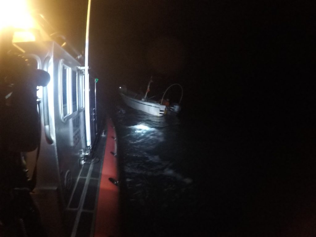 RESCATAN A TRES PERSONAS A BORDO DE EMBARCACIóN A LA DERIVA
