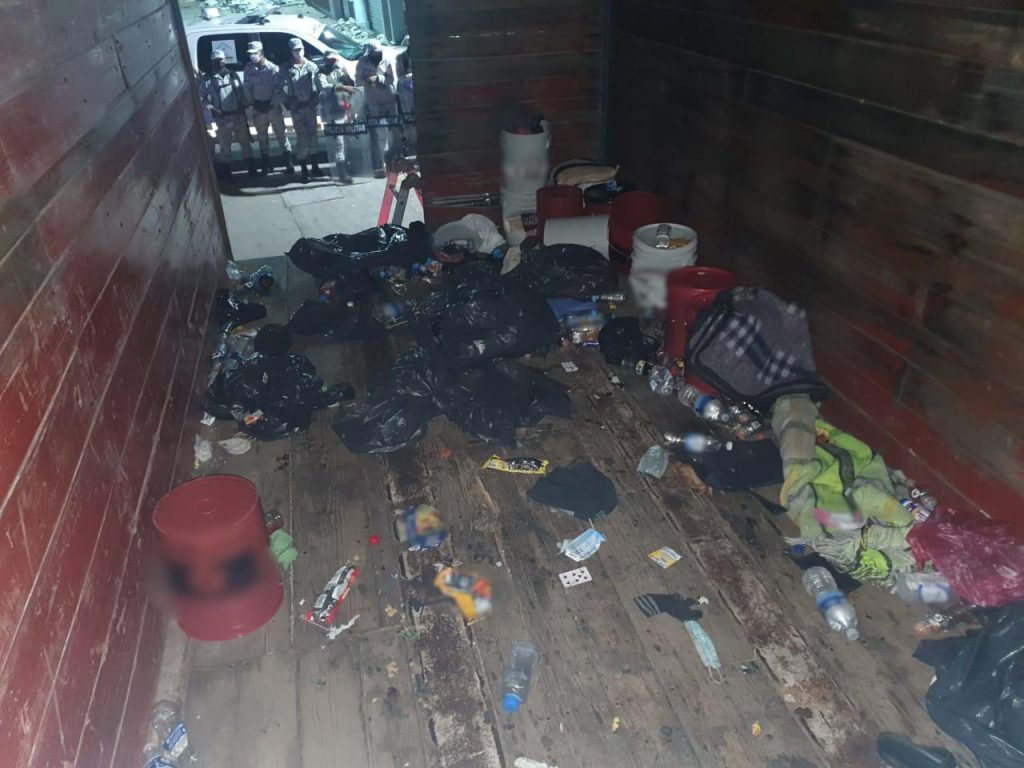 TRACTOCAMIóN CONDUCíA EN SENTIDO CONTRARIO CON 156 MIGRANTES A BORDO