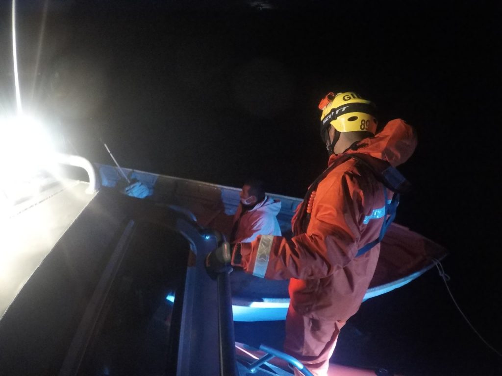 RESCATAN A TRES PERSONAS A BORDO DE EMBARCACIóN A LA DERIVA