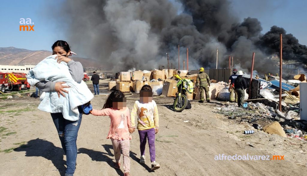 FUERTE INCENDIO DE RECICLADORA PROVOCA EVACUACIóN DE FAMILIAS FUERTE INCENDIO DE RECICLADORA PROVOCA EVACUACIóN DE FAMILIAS