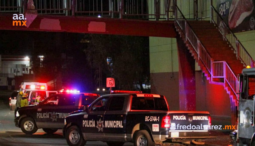 CAE DESDE PUENTE PEATONAL Y SE FRACTURA