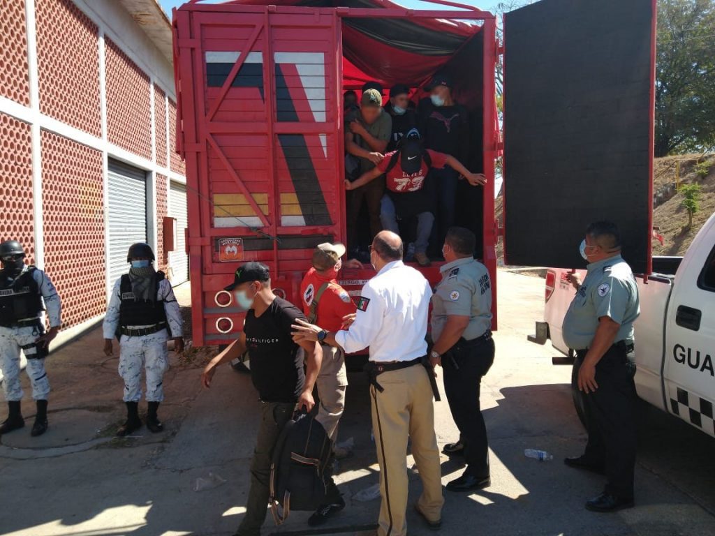 DESCUBREN 116 MIGRANTES HACINADOS EN CAMIóN DE REDILAS