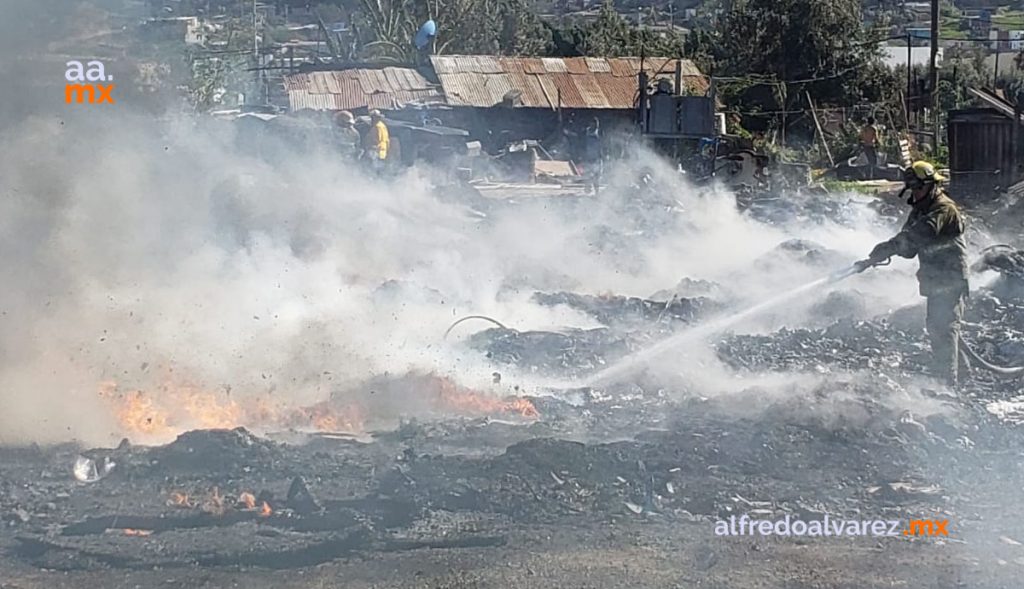 FUERTE INCENDIO DE RECICLADORA PROVOCA EVACUACIóN DE FAMILIAS FUERTE INCENDIO DE RECICLADORA PROVOCA EVACUACIóN DE FAMILIAS