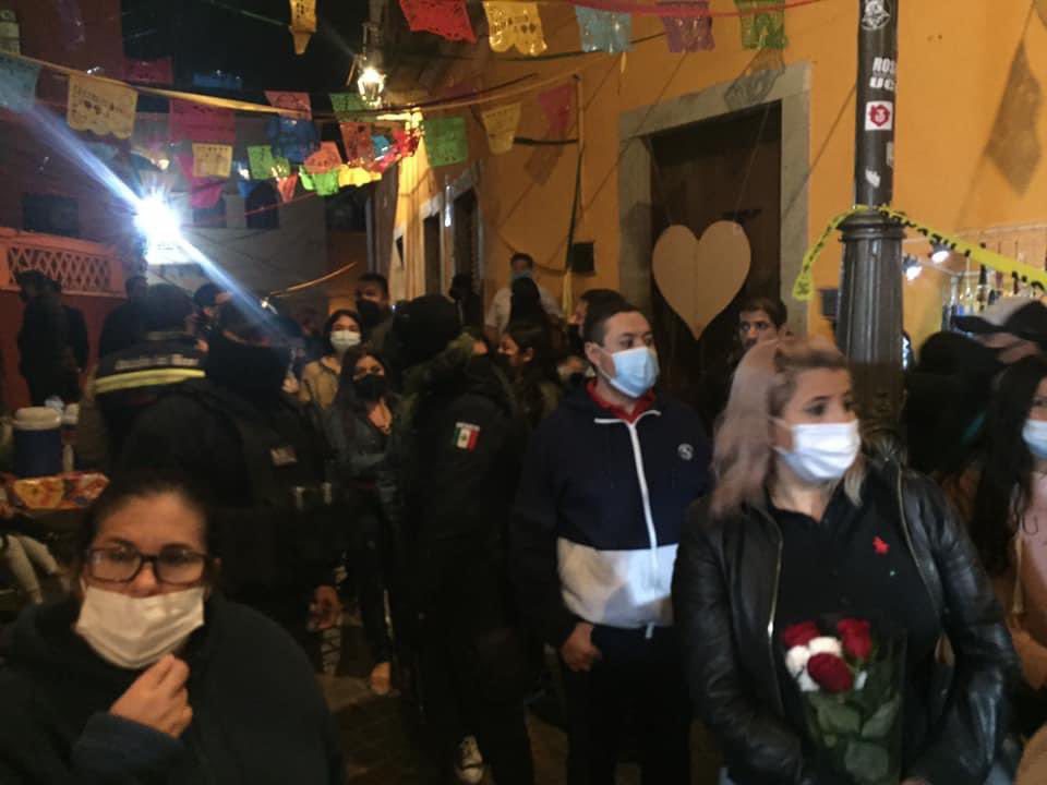 ABARROTAN EL CALLEJóN DEL BESO EN PLENA PANDEMIA