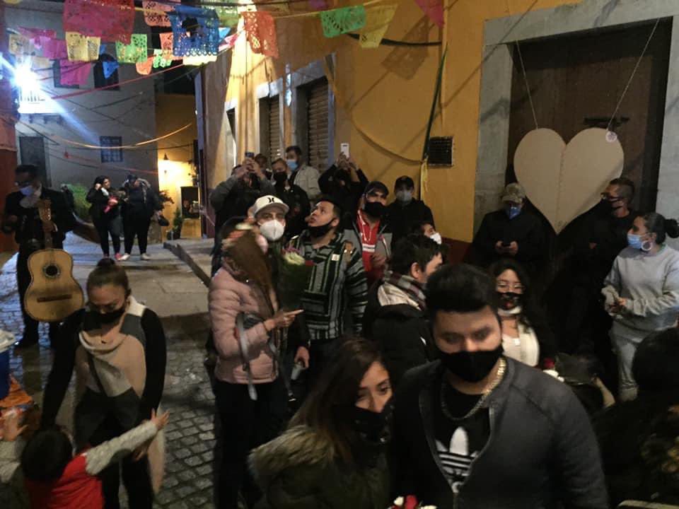 ABARROTAN EL CALLEJóN DEL BESO EN PLENA PANDEMIA