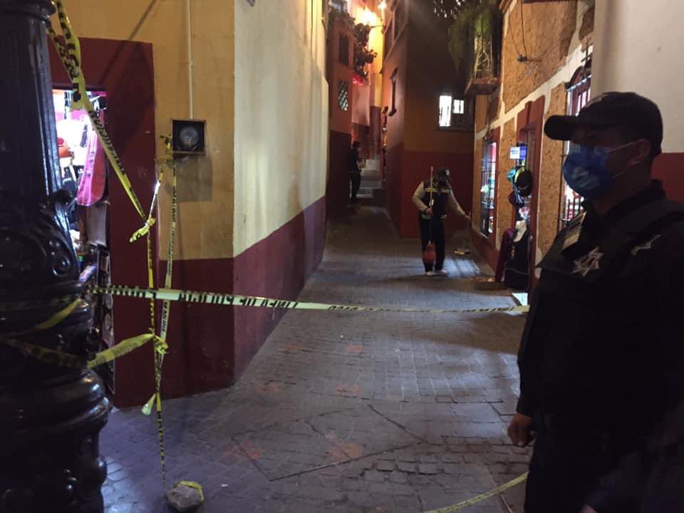 ABARROTAN EL CALLEJóN DEL BESO EN PLENA PANDEMIA