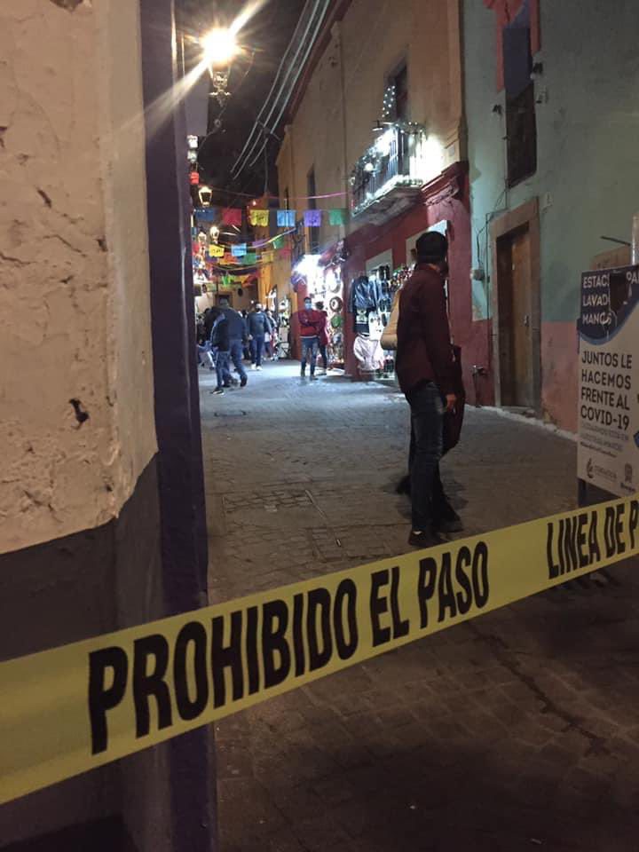 ABARROTAN EL CALLEJóN DEL BESO EN PLENA PANDEMIA