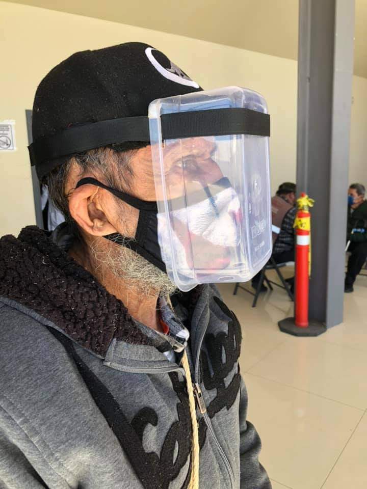 ABUELITO ACUDE A VACUNARSE CON CARETA FABRICADA POR éL Y CONMUEVE