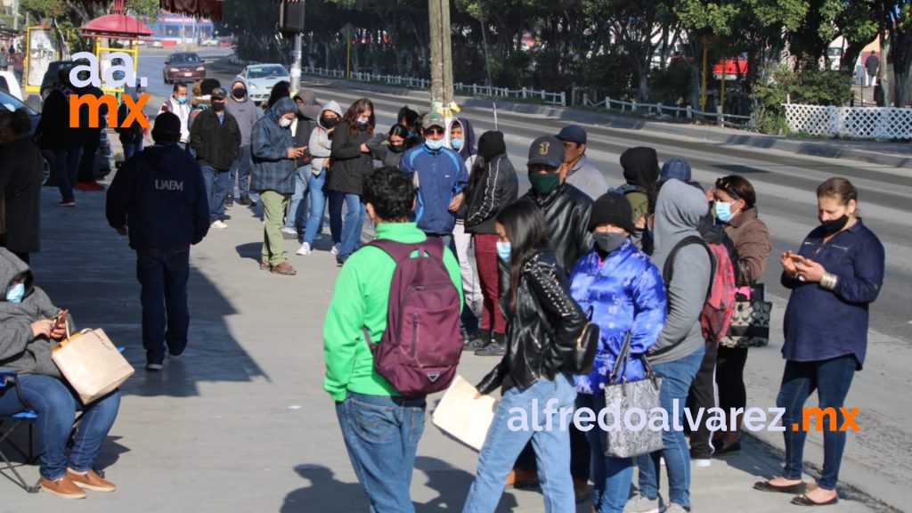 TIJUANENSES ABARROTAN OFICINAS DEL INE PARA TRAMITAR CREDENCIAL