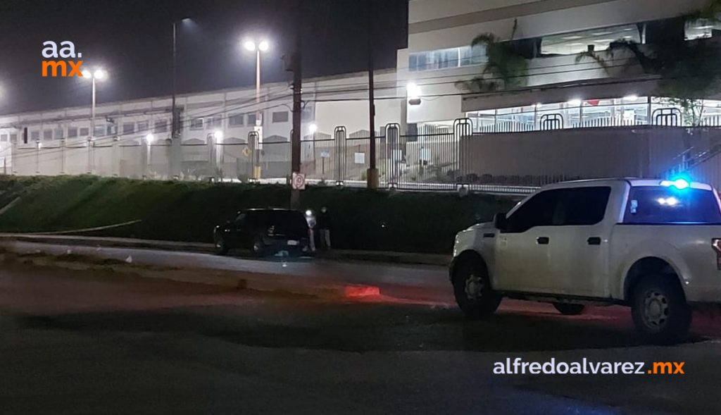 DEJAN 'ENCAJUELADO' FRENTE A FáBRICA