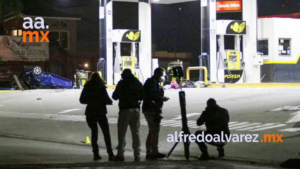 CIRCULABA A EXCESO DE VELOCIDAD, LE TRUENA LLANTA Y MATA A UNA PERSONA