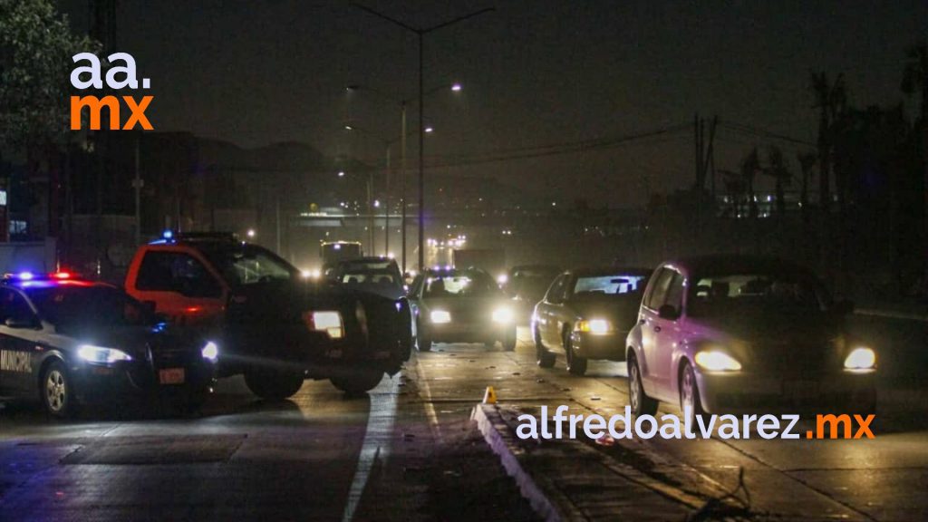 CIRCULABA A EXCESO DE VELOCIDAD, LE TRUENA LLANTA Y MATA A UNA PERSONA