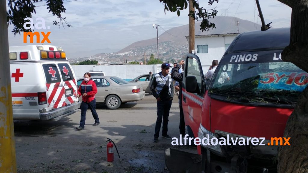 APARATOSO ACCIDENTE DE TAXI LLENO DE PASAJEROS