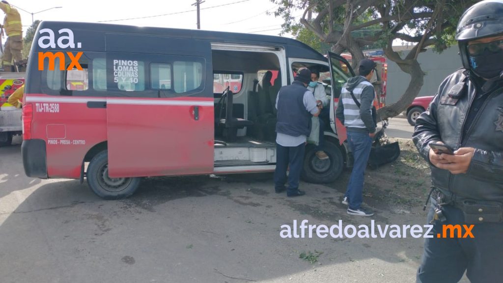 APARATOSO ACCIDENTE DE TAXI LLENO DE PASAJEROS