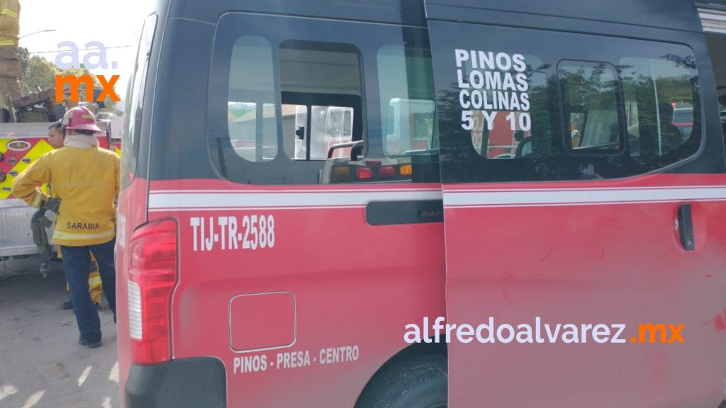 APARATOSO ACCIDENTE DE TAXI LLENO DE PASAJEROS