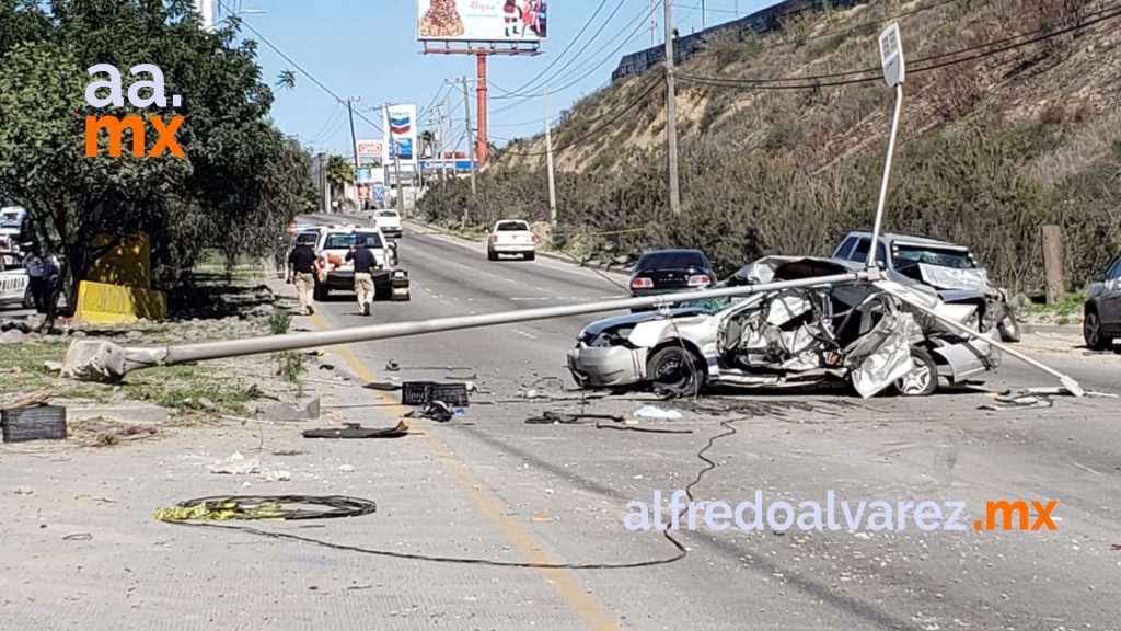 CONDUCTOR MUERE PRENSADO AL IMPACTAR CUATRO AUTOS