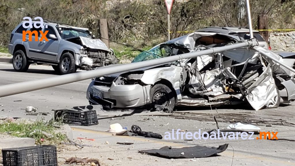 CONDUCTOR MUERE PRENSADO AL IMPACTAR CUATRO AUTOS