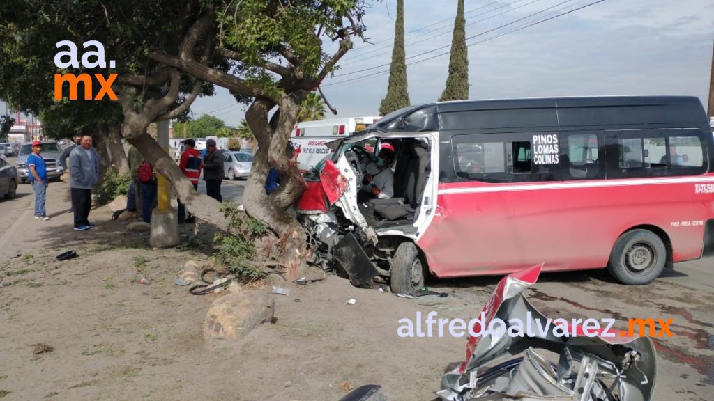 APARATOSO ACCIDENTE DE TAXI LLENO DE PASAJEROS