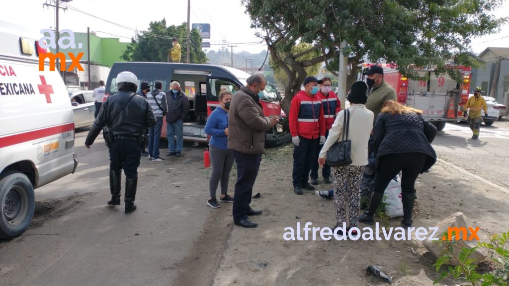 APARATOSO ACCIDENTE DE TAXI LLENO DE PASAJEROS