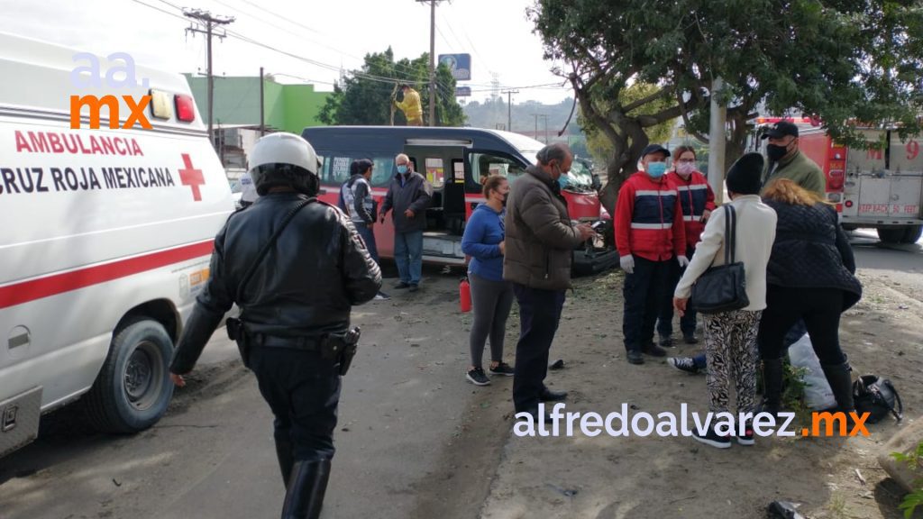 APARATOSO ACCIDENTE DE TAXI LLENO DE PASAJEROS