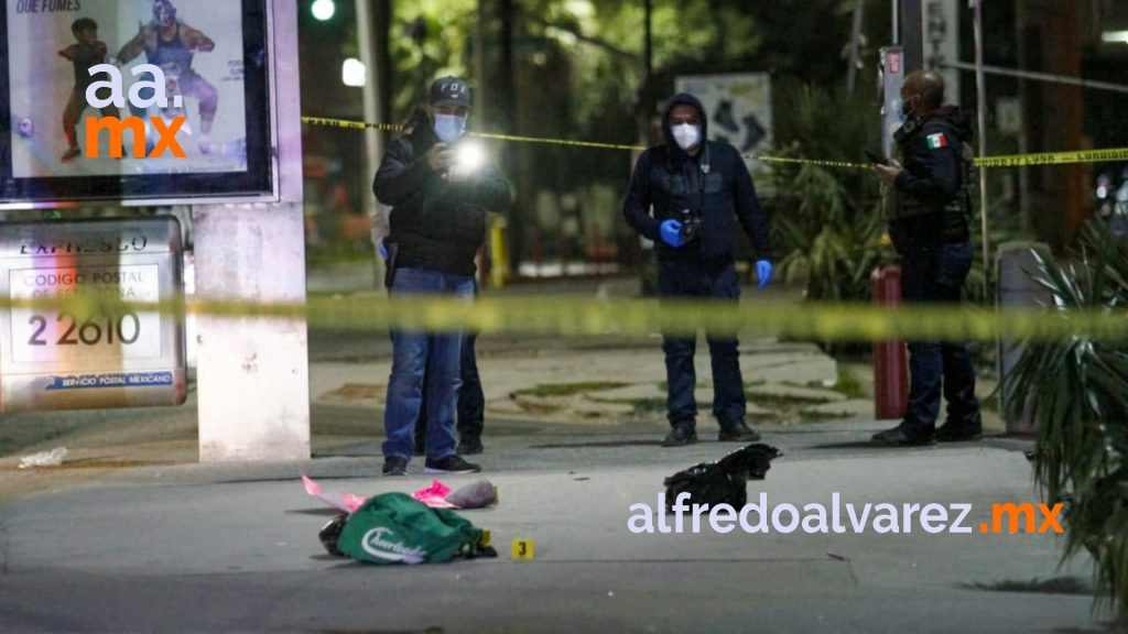 DEJAN CABEZA HUMANA CON CARTULINA AMENAZANTE DEJAN CABEZA HUMANA CON CARTULINA AMENAZANTE