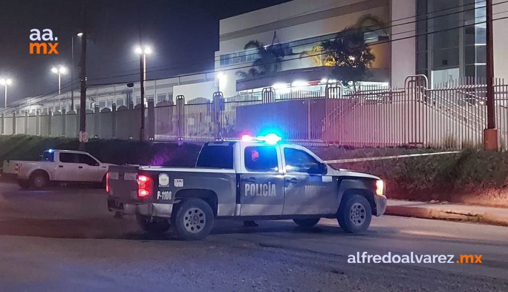 DEJAN 'ENCAJUELADO' FRENTE A FáBRICA