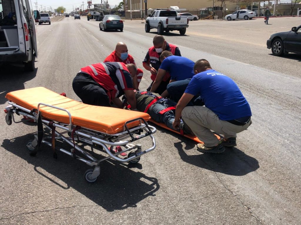 HOMBRE FUE EMBESTIDO AL INTENTAR CRUZAR CARRETERA