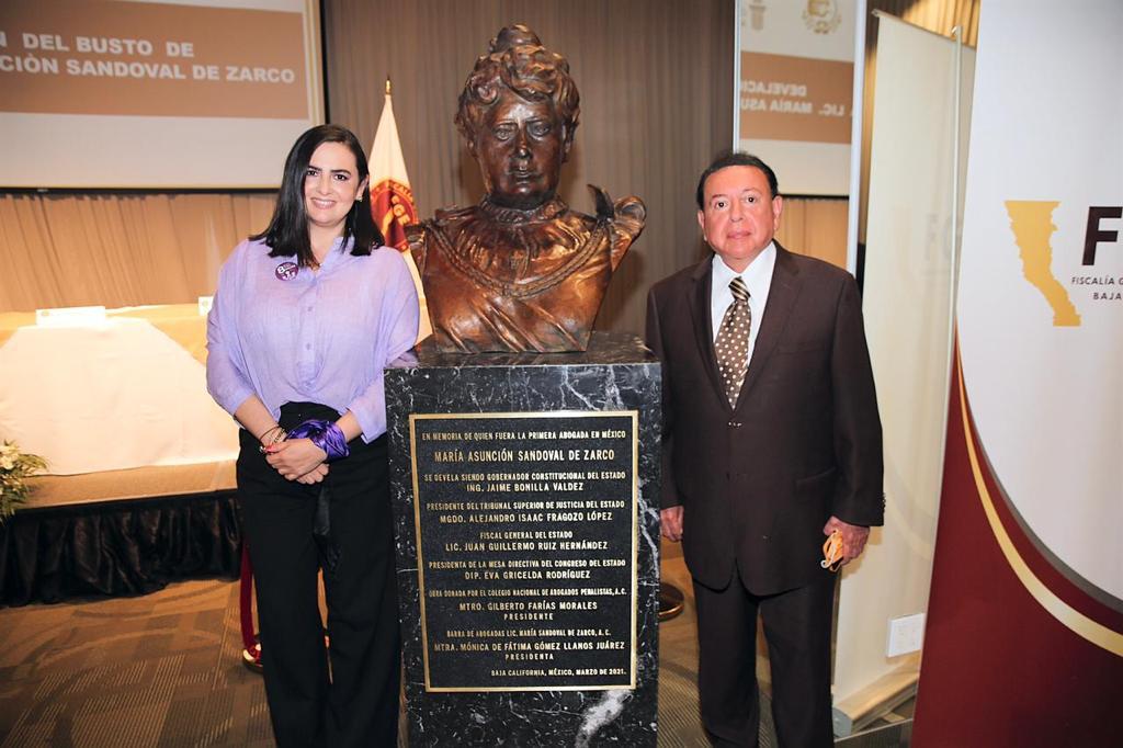 DEVELA KARLA RUIZ ESTATUA DE MARíA ASUNCIóN SANDOVAL DE ZARCO