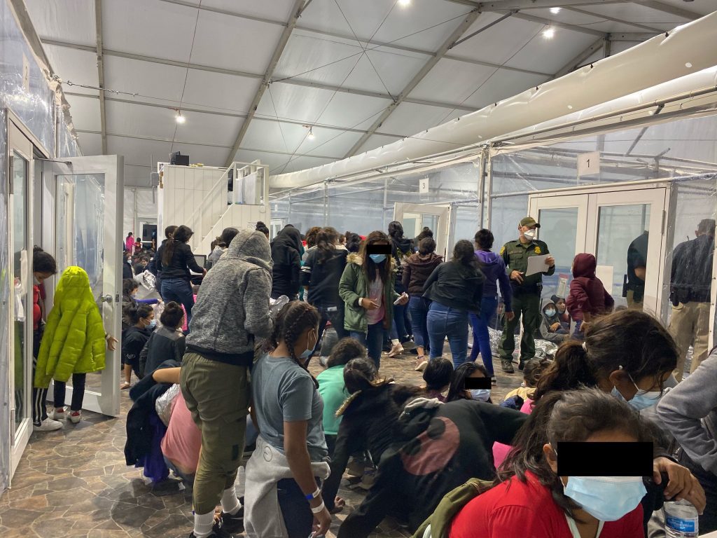 ESCáNDALO POR CONDICIONES EN REFUGIOS DE LOS NIñOS MIGRANTES NO ACOMPAñADOS