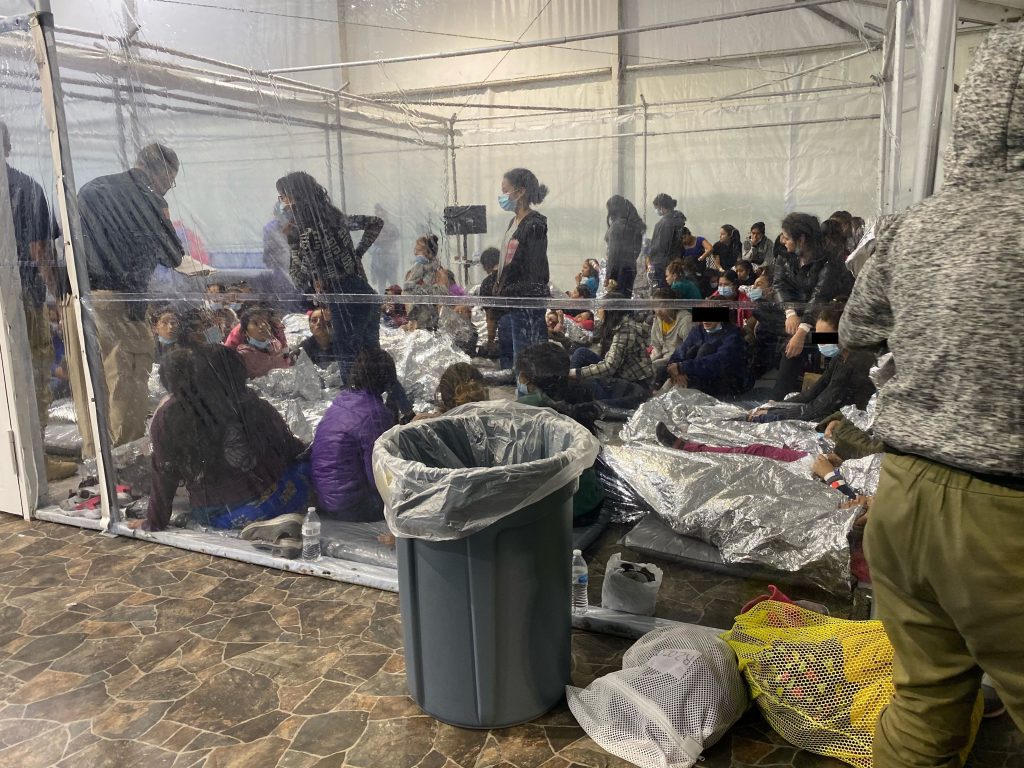 ESCáNDALO POR CONDICIONES EN REFUGIOS DE LOS NIñOS MIGRANTES NO ACOMPAñADOS