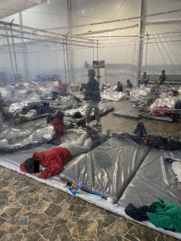 ESCáNDALO POR CONDICIONES EN REFUGIOS DE LOS NIñOS MIGRANTES NO ACOMPAñADOS