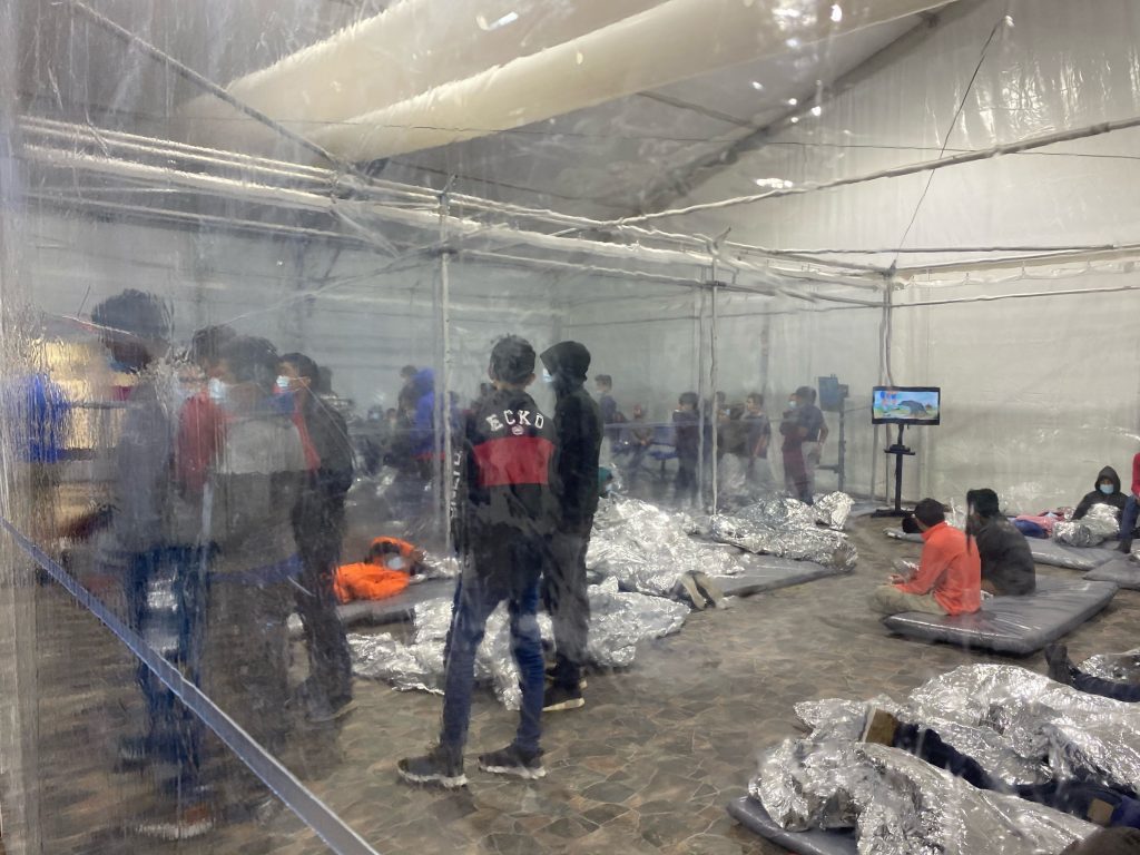 ESCáNDALO POR CONDICIONES EN REFUGIOS DE LOS NIñOS MIGRANTES NO ACOMPAñADOS